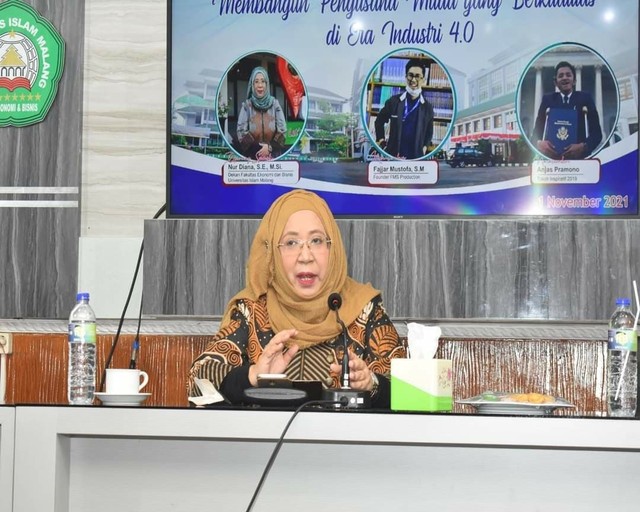 Dekan FEB Unisma, Nur Diana SE MSi memberikan pidato pengarahan dalam Talkshow Entrepreneur. Foto: dok