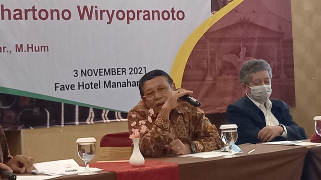 Guru besar sejarah UGM, Suhartono saat menjadi pembicara kunci dalam Seminar Memetri Nilai-Nilai Mangkunegaran dalam Tantangan Masa Depan, di Fave Hotel Solo, Rabu (3/11/2021). FOTO: Agung Santoso