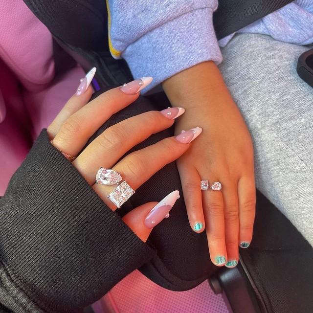 Kylie Jenner dan Stormi Webster menggunakan cincin berlian pemberian Travis Scott (Sumber: Instagram @kyliejenner)