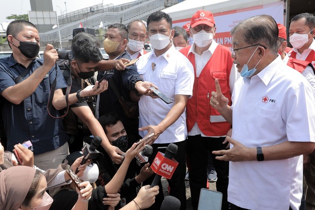 Mantan Wakil Presiden Jusuf Kalla (JK) di Gudang Markas PMI. Foto: Dok. Staf Humas JK