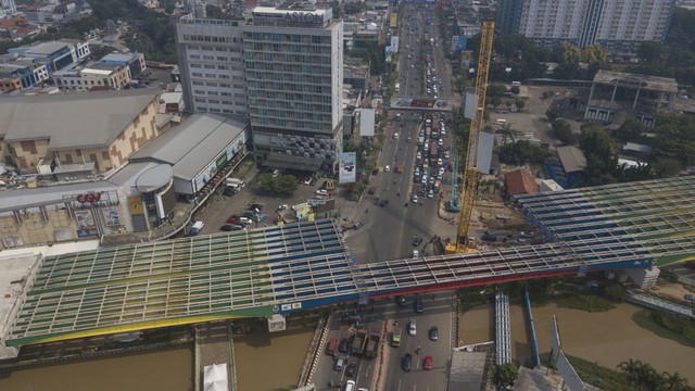 Foto udara pembangunan jalan Tol Becakayu Seksi II A di Bekasi, Jawa Barat. Foto: ANTARA FOTO/ Fakhri Hermansyah