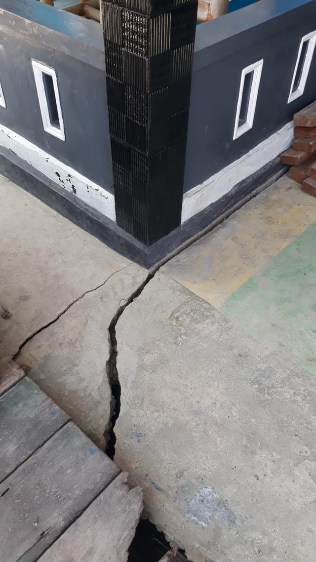 Kerusakan di rumah warga akibat gempa di Seram Utara, Maluku Tengah, Kamis (4/11). Foto: Dok. Istimewa