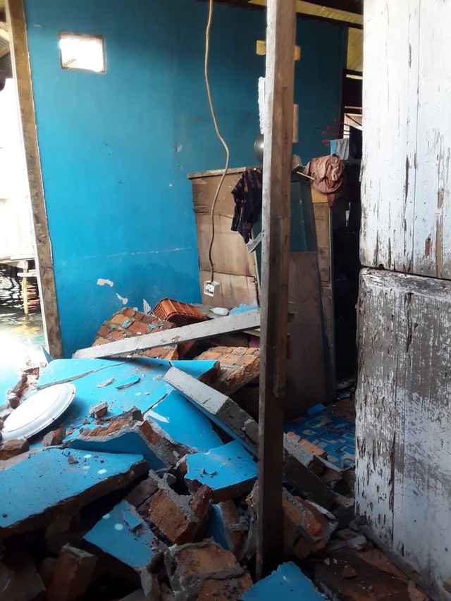 Kerusakan di rumah warga akibat gempa di Seram Utara, Maluku Tengah, Kamis (4/11). Foto: Dok. Istimewa