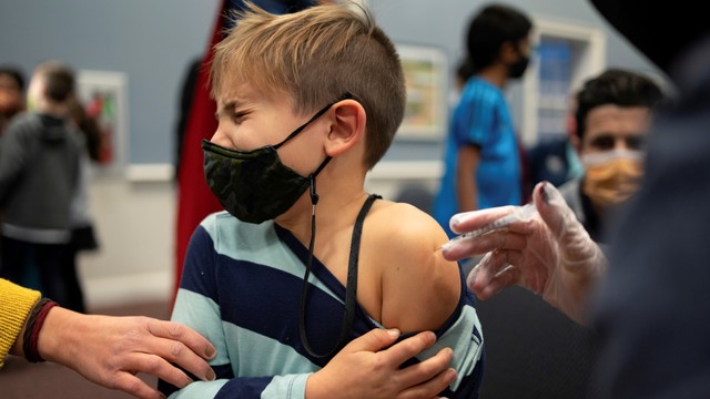 Seorang anak laki-laki menerima vaksin COVID-19 Pfizer-BioNTech di Skippack, Pennsylvania, AS, Rabu (3/11). Foto: Hannah Beier/REUTERS