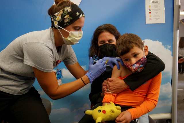 Seorang anak laki-laki menerima vaksin COVID-19 Pfizer-BioNTech di Skippack, Pennsylvania, AS, Rabu (3/11). Foto: Hannah Beier/REUTERS