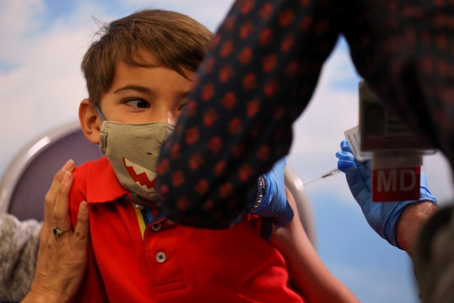 Seorang anak laki-laki menerima vaksin COVID-19 Pfizer-BioNTech di Skippack, Pennsylvania, AS, Rabu (3/11). Foto: Hannah Beier/REUTERS