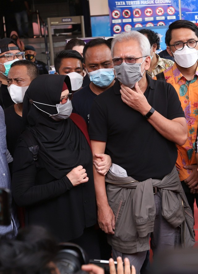 Musisi Iwan Fals bersama istrinya Rossana usai melaporkan terkait pencemaran nama baik terhadap fans Iwan Fals di SPKT Polda Metro Jaya, Jakarta, Kamis, (4/11). Foto: Agus Apriyanto