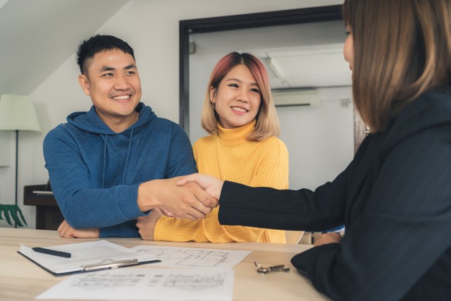 Ilustrasi milenial beli asuransi. Foto: Shutterstock