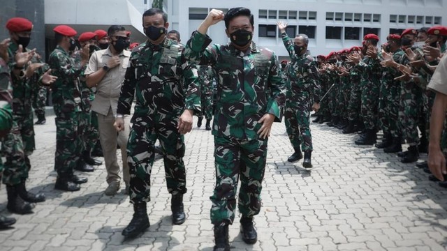 Panglima TNI Marsekal TNI Hadi Tjahjanto, saat menyampaikan Pengarahan kepada para Prajurit yang tergabung dalam Koopssus TNI, bertempat di Makoopssus TNI, Mabes TNI Cilangkap, Jakarta Timur, Kamis (4/11/2021). Foto: Puspen TNI