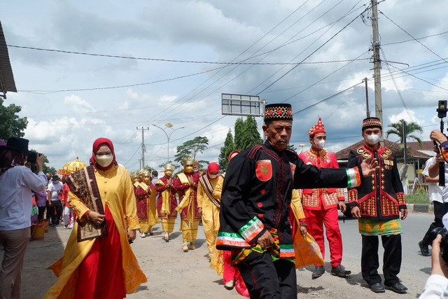 Penyambutan hulu balang Lamban Gedung Kuning kepada peserta Familiarization Trip Lampung, Kamis (4/11) | Foto : Sidik Aryono/ Lampung Geh