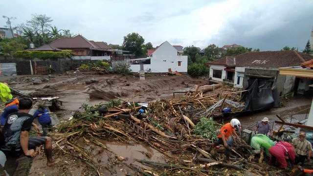 15 Orang Hanyut dalam Banjir Bandang Kota Batu, 4 Korban Selamat