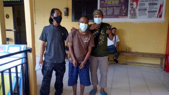 Pelaku penggelapan uang penjualan makanan saat diamankan oleh polisi.