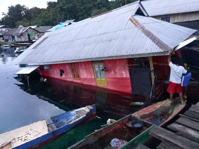 Satu Rumah Terperosot ke Laut di Maluku Tengah akibat gempa susulan. Foto: Dok. Istimewa