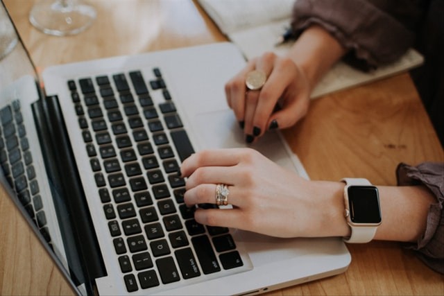 Ilustrasi menggunakan aplikasi MATLAB. Foto: Christin Hume via Unsplash