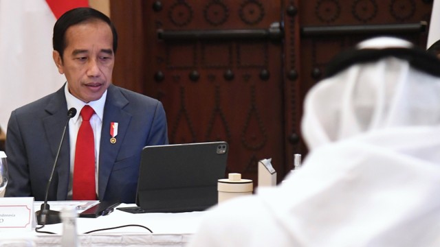 Presiden Jokowi (kiri) hadiri Indonesia-Persatuan Emirat Arab (PEA) Investment Forum di Dubai, Kamis (4/11).  Foto: Dok. Rusman - Biro Pers Sekretariat Presiden
