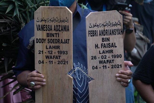 Suasana pemakaman Artis Vanessa Angel dan suami. Foto: Jamal Ramadhan/kumparan