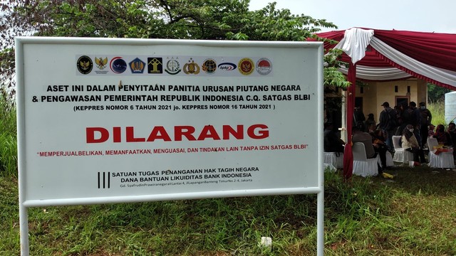 Plang informasi penyitaan yang berdiri di area PT TPN Karawang. Foto: Dok. Istimewa