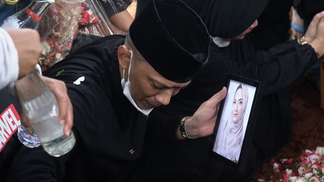 Suasana pemakaman Vanessa Angel dan suaminya Bibi Ardiansyah. Foto: Jamal Ramadhan/kumparan