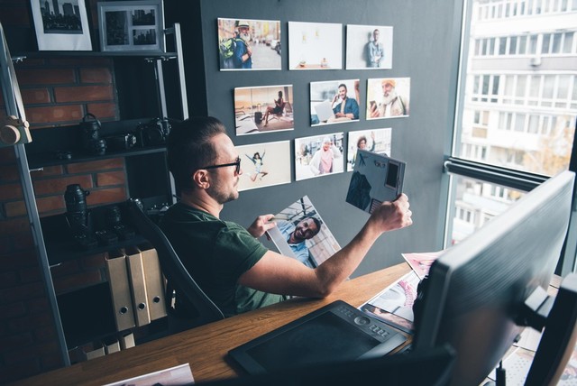 Ilustrasi melihat foto hasil cetak. Foto: Shutter Stock