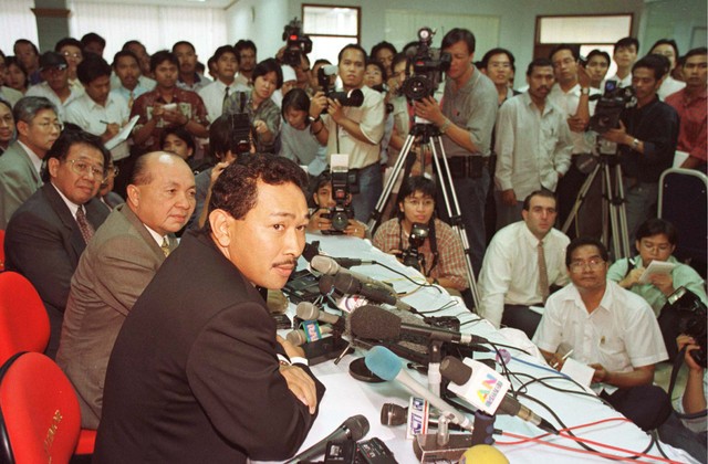 Putra bungsu Presiden Suharto Hutomo Mandala Putra dikelilingi oleh media dan rekan eksekutif selama konferensi pers. Foto: Reuters