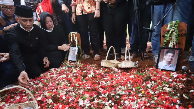 Sejumlah keluarga dan kerabat saat mengantar kan jenazah Vanessa Angel dan suaminya Bibi Ardiansyah di TPU Taman Makam Islam Malaka, Pesanggrahan, Jakarta. Foto: Ronny