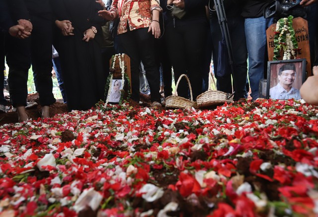 Sejumlah keluarga dan kerabat saat mengantar kan jenazah Vanessa Angel dan suaminya Bibi Ardiansyah di TPU Taman Makam Islam Malaka, Pesanggrahan, Jakarta. Foto: Ronny