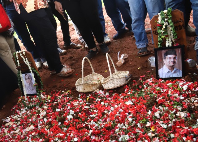Sejumlah keluarga dan kerabat saat mengantar kan jenazah Vanessa Angel dan suaminya Bibi Ardiansyah di TPU Taman Makam Islam Malaka, Pesanggrahan, Jakarta. Foto: Ronny