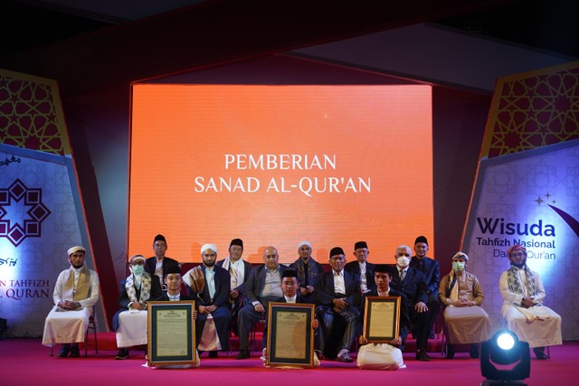 Felizan (deretan depan, tengah) saat berfoto usai melaukan seremoni pengambilan sanad.