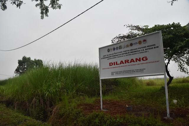 Satgas BLBI saat menyita aset PT Timor Putra Nasional di Kawasan Industri Mandalapratama Permai, Dawuan, Cikampek, Karawang, pada Jumat pagi, 5 November 2021. Foto: Dok. Istimewa