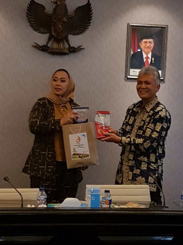 Bupati Karawang dr. Cellica Nurrachadiana saat memberikan produk UMKM. (Foto Facebook Oleh-oleh Karawang Singaperbangsa.)