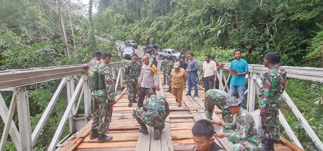 Perbaikan Jembatan Sahayu di KM 97 Elelim yang dirusak massa akibat pilkada 2020. Jembatan ini akhirnya diperbaiki oleh TNI Polri dan masyarakat setempat. (Dok Korem 172/PWY)  