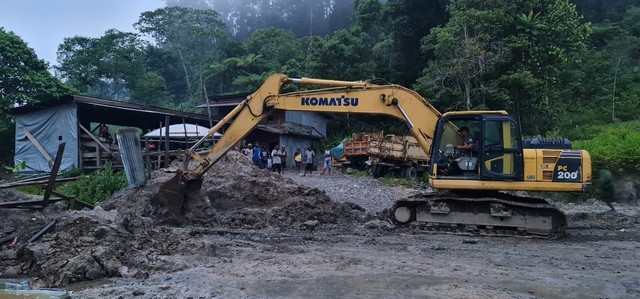Pembukaan palang jalan di Elelim, Kabupaten Yalimo Papua. (Dok Korem 172/PWY)