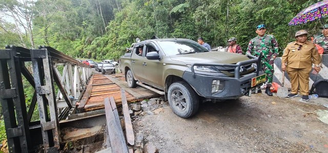 Perbaikan Jembatan Sahayu di KM 97 Elelim yang dirusak massa akibat pilkada 2020. Jembatan ini akhirnya diperbaiki oleh TNI Polri dan masyarakat setempat. (Dok Korem 172/PWY) 