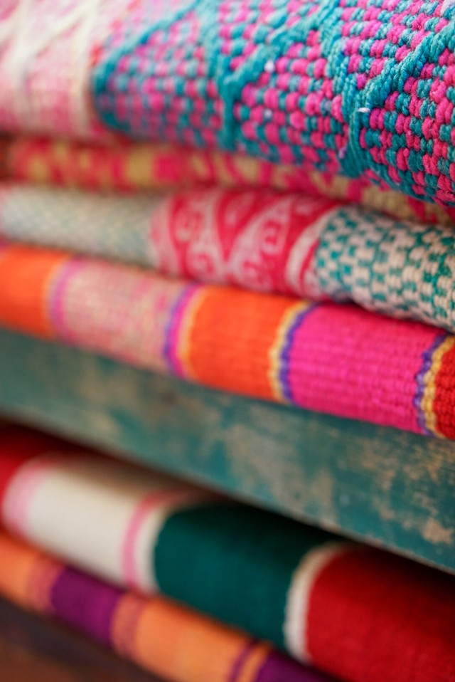 Ilustrasi fungsi ragam hias pada bahan tekstil untuk menambah nilai estetika. Sumber: Unsplash