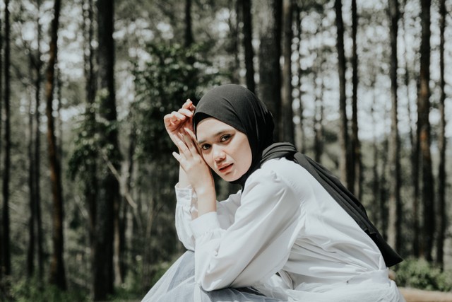 Ilustrasi 5 Outfit Kondangan Rok Plisket yang Kekinian, Cek! Foto: Pexels