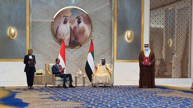 Direktur Utama Pertamina Nicke Widyawati dan CEO Masdar Mohamed Jameel Al Ramahi secara formal bertukar dokumen nota kesepahaman di Istana kepresidenan Uni Emirat Arab di Abu Dhabi (4/11). Foto: Pertamina