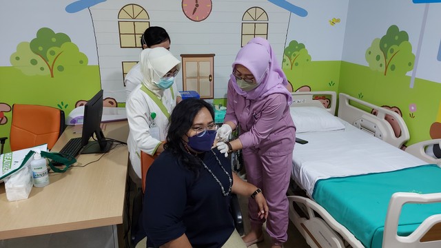 Layanan vaksinasi di Klinik Imunicare Rumah Sakit Indriati Solo Baru.