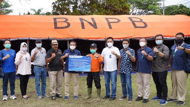 Direktur Utama Petrokimia Gresik, Dwi Satriyo Annurogo (tengah baju biru) saat menyerahkan bantuan secara simbolis. Foto: Istimewa