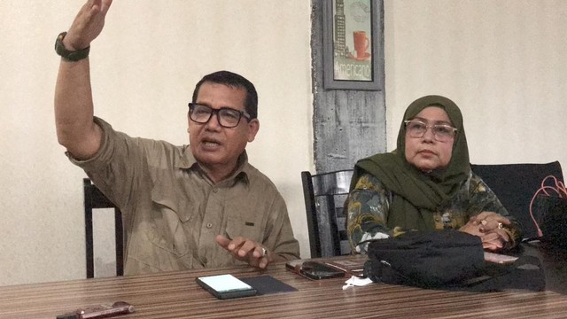 DEKAN FISIP Universitas Riau, Syafri Harto dan istrinya saat menggelar konferensi pers menjelaskan kronologis kasus yang dituduhkan mahasiswi bimbingannya telah lakukan pelecehan seksual, Jumat (5/11/2021). 
