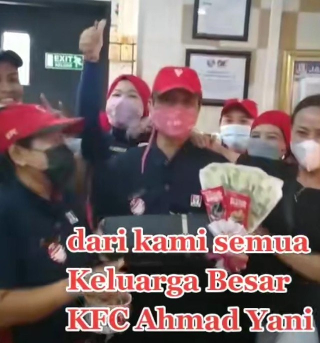Haru, Karyawan KFC yang Pensiun Setelah 27 Tahun Mengabdi Ini Dapat Kejutan (63963)