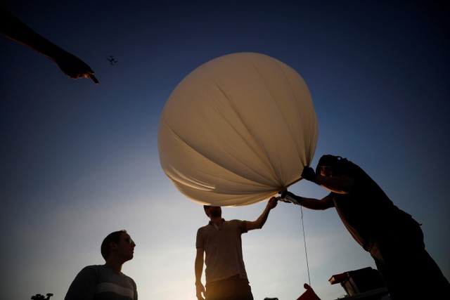 Sebuah balon terlihat saat demonstrasi menangkap karbon langsung dari atmosfer di ketinggian Petah Tikva, Israel. Foto: Amir Cohen/REUTERS