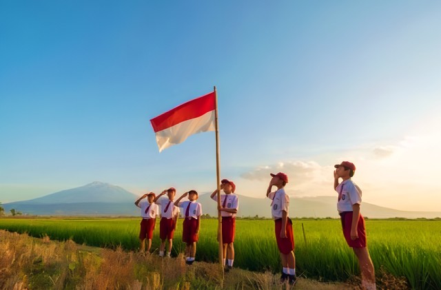 Anak SD menghormati bendera merah putih (Foto: Buyung Sukananda dari Shutterstock)