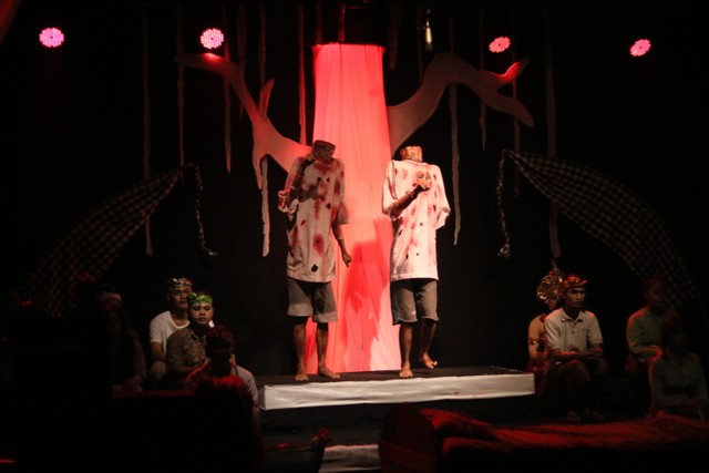 Pementasan Janger Merah oleh Teater Syahid, UIN Syarif Hidayatullah Jakarta, dalam Ajang Festival Teater Kampus, Se-Jakarta, 2021.