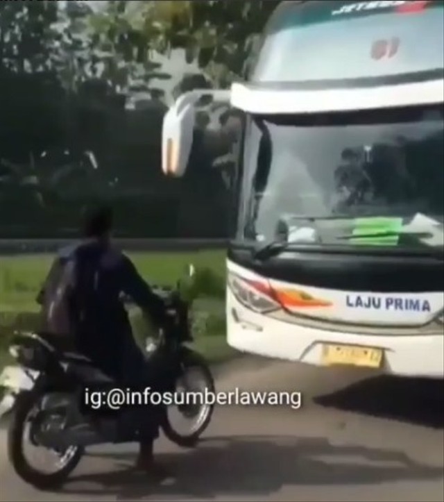 Viral momen unik pemotor hadang bus yang ambil jalurnya. (Foto: Instagram/@ics__infocegatansolo).