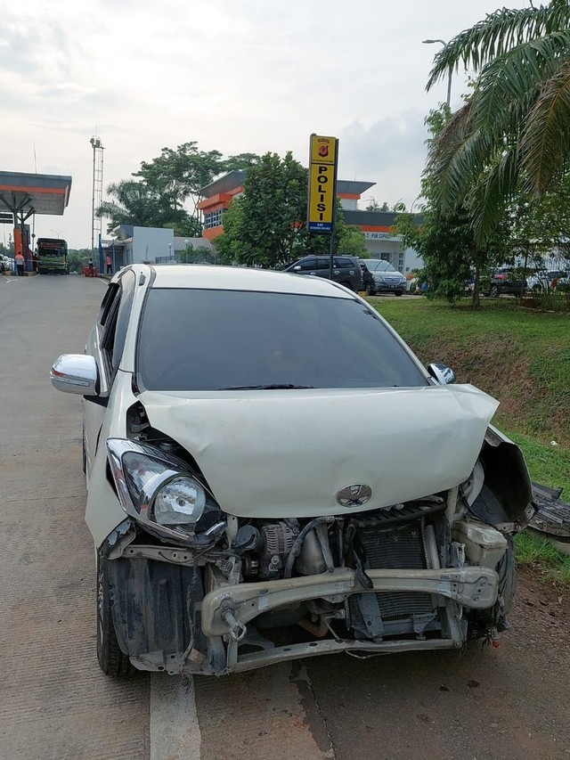 Mobil yang terlibat kecelakaan beruntun di Tol Cipali, Sabtu (6/11) siang. Foto: Dok. Istimewa