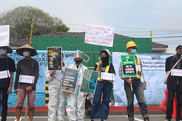 Walhi Lampung gelar aksi peduli lingkungan, Sabtu (6/11/2021) | Foto: ist