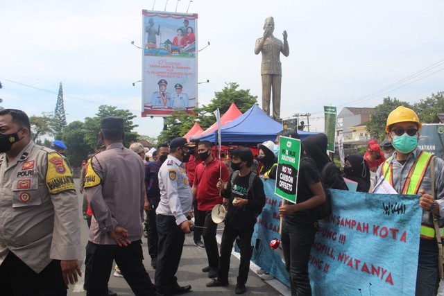 Gelar Aksi, Walhi Lampung: Pengelolaan Sampah di Bandar Lampung Belum Maksimal (2)