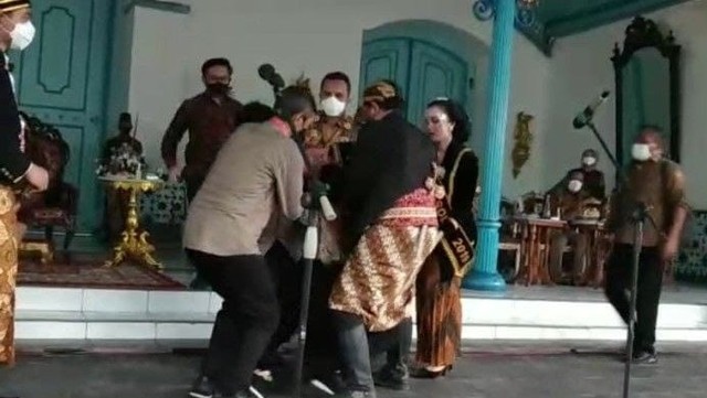 Wakil Menteri Pariwisata dan Ekonomi Kreatif, Angela Herliani Tanoesoedibjo pingsan di depan Keraton Solo. FOTO: Tara Wahyu