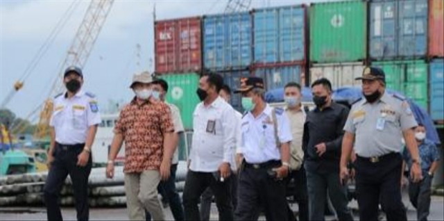 Guberur, Erzaldi saat sidak ke Pelabuhan Tanjungpandan. (Dok Humas Prov Babel)