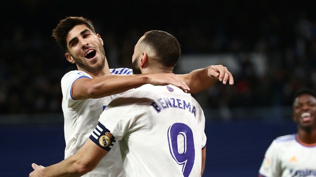 Pemain Karim Benzema berselebrasi bersama Marco Asensio usai mencetak gol saat hadapi Rayo Vallecano di Santiago Bernabeu, Madrid, Spain, Sabtu (6/11).
 Foto: Sergio Perez/REUTERS